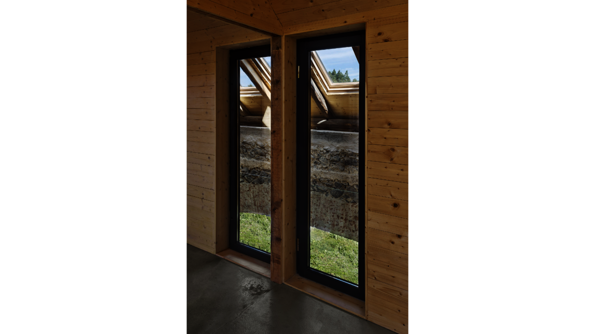 A2F Architekten Bilka Barn Scheunenumbau Fenster von Flur zu Scheunenraum