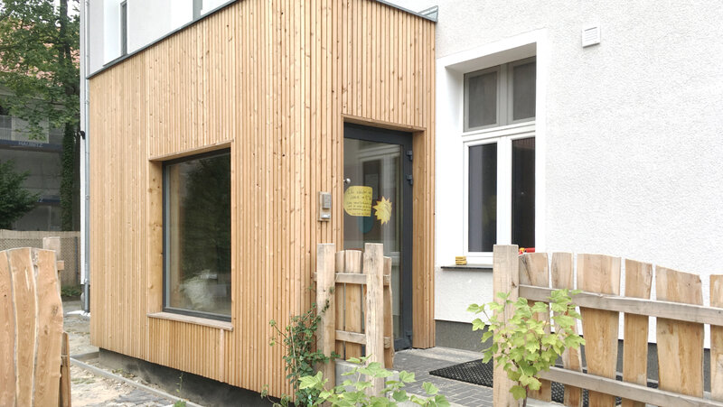 A2F Architekten Kindergarten Windfang Holzfassade