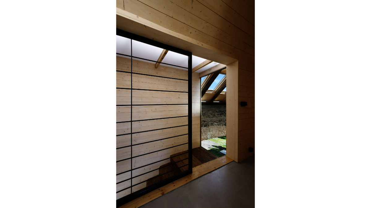 A2F Architekten Bilka Barn Scheunenumbau Fenster am Treppenabsatz