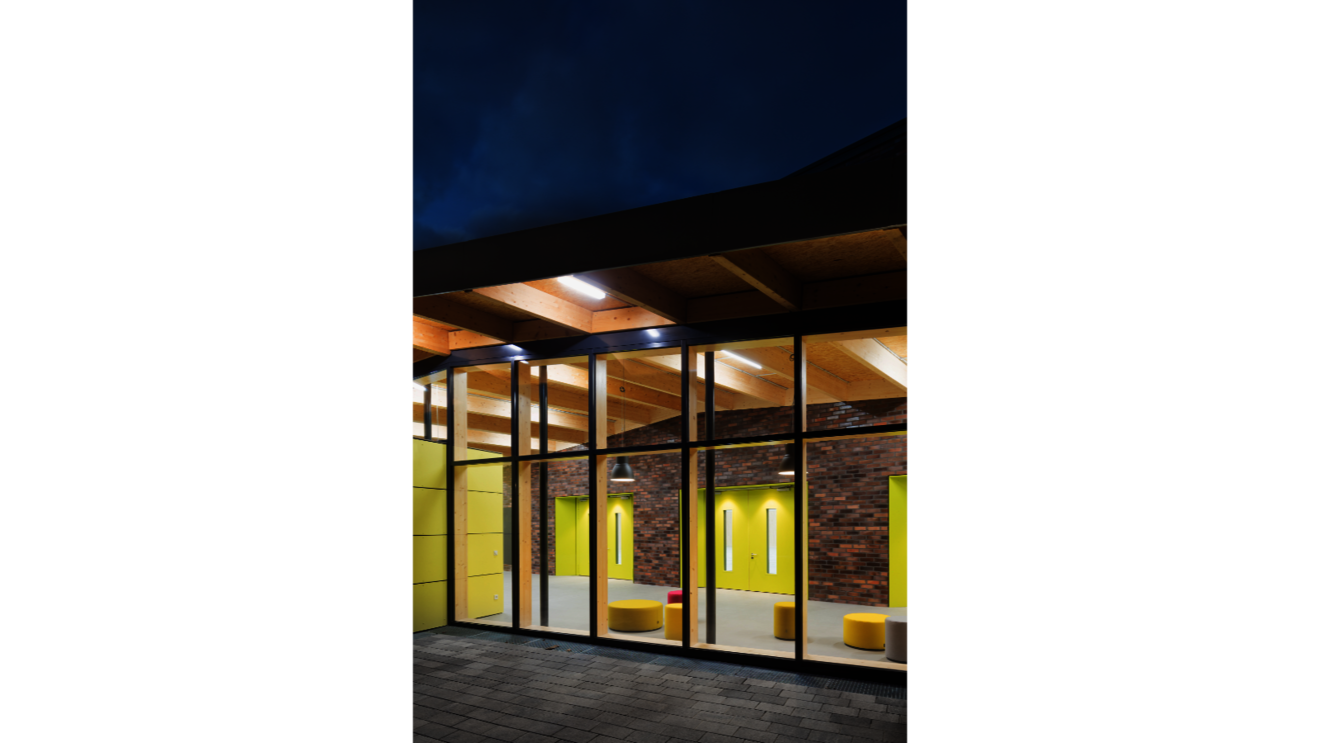 A2F Architekten Mehrzweckhalle Mastbrook Rendsburg Verglasung Foyer abends