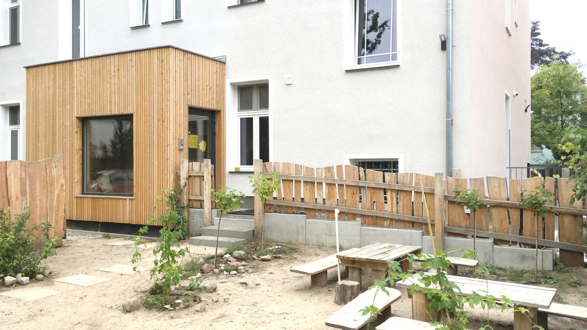 A2F Architekten Kindergarten Windfang Holzfassade
